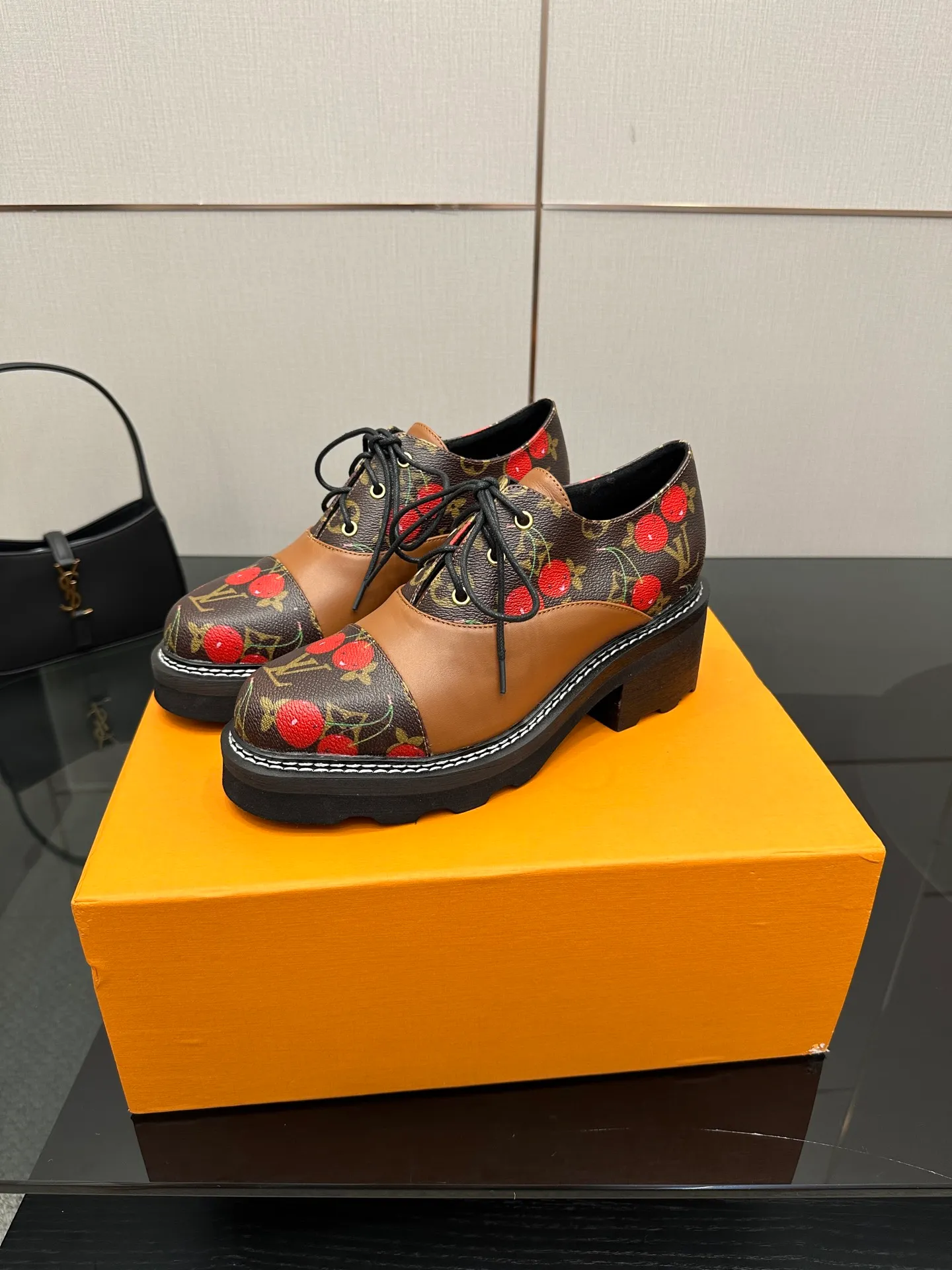 👟👟Ex-factory price 720👟👟 LOUIS VUITTON Louis Vuitton counter latest model top version LV inner cowhide material is real! Original 1:1 material reproduction! Modern and casual in one! Release a strong aura like a queen 🔥Capture everyone's attention instantly💃 Inner/foot pads: imported cowhide Fabric: cowhide Outsole: full genuine leather Code number: 35-41 (40, 41, 42 customizations are not returnable)